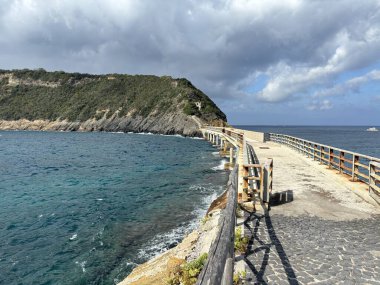 Napoli yakınlarındaki kıyı kayalıkları, mavi sular ve bereketli manzaraların yer aldığı Ischia adasının manzarası, seyahat ve doğa temaları için mükemmel..