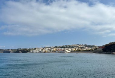 Napoli yakınlarındaki kıyı kayalıkları, mavi sular ve bereketli manzaraların yer aldığı Ischia adasının manzarası, seyahat ve doğa temaları için mükemmel..