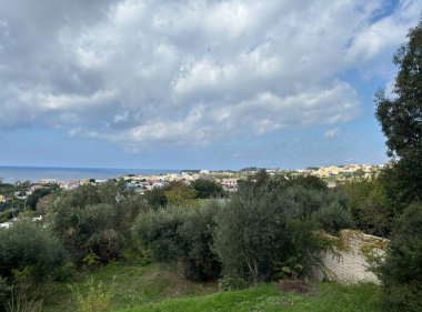 Napoli yakınlarındaki kıyı kayalıkları, mavi sular ve bereketli manzaraların yer aldığı Ischia adasının manzarası, seyahat ve doğa temaları için mükemmel..