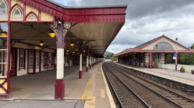 Aviemore tren istasyonu, bir yük treni ve buharlı bir lokomotifle modern seyahatle İskoçya 'nın tarihi cazibesini harmanlıyor..