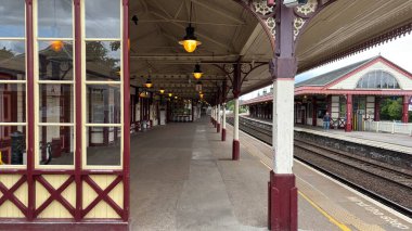 Aviemore tren istasyonu, bir yük treni ve buharlı bir lokomotifle modern seyahatle İskoçya 'nın tarihi cazibesini harmanlıyor..