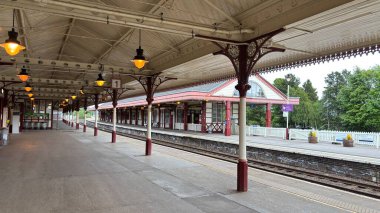 Aviemore tren istasyonu, bir yük treni ve buharlı bir lokomotifle modern seyahatle İskoçya 'nın tarihi cazibesini harmanlıyor..