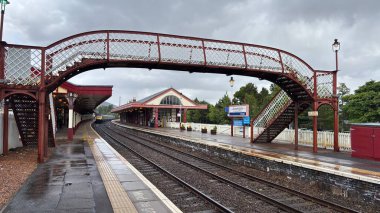 Aviemore tren istasyonu, bir yük treni ve buharlı bir lokomotifle modern seyahatle İskoçya 'nın tarihi cazibesini harmanlıyor..