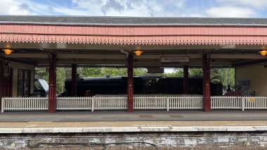 Aviemore tren istasyonu, bir yük treni ve buharlı bir lokomotifle modern seyahatle İskoçya 'nın tarihi cazibesini harmanlıyor..