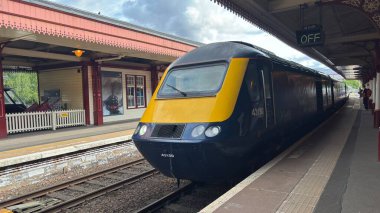 Aviemore tren istasyonu, bir yük treni ve buharlı bir lokomotifle modern seyahatle İskoçya 'nın tarihi cazibesini harmanlıyor..