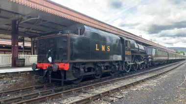 Aviemore tren istasyonu, bir yük treni ve buharlı bir lokomotifle modern seyahatle İskoçya 'nın tarihi cazibesini harmanlıyor..