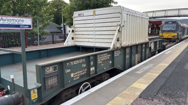Aviemore tren istasyonu, bir yük treni ve buharlı bir lokomotifle modern seyahatle İskoçya 'nın tarihi cazibesini harmanlıyor..