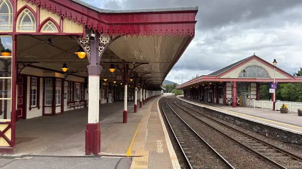 Aviemore tren istasyonu, bir yük treni ve buharlı bir lokomotifle modern seyahatle İskoçya 'nın tarihi cazibesini harmanlıyor..