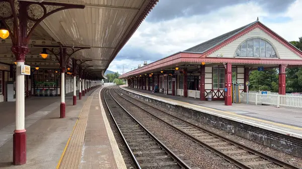 Aviemore tren istasyonu, bir yük treni ve buharlı bir lokomotifle modern seyahatle İskoçya 'nın tarihi cazibesini harmanlıyor..