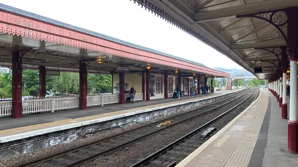 Aviemore tren istasyonu, bir yük treni ve buharlı bir lokomotifle modern seyahatle İskoçya 'nın tarihi cazibesini harmanlıyor..
