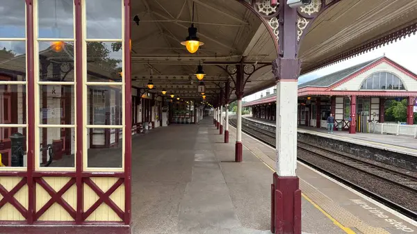 Aviemore tren istasyonu, bir yük treni ve buharlı bir lokomotifle modern seyahatle İskoçya 'nın tarihi cazibesini harmanlıyor..