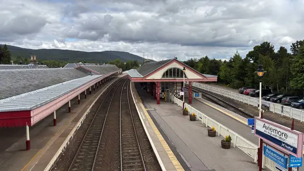 Aviemore tren istasyonu, bir yük treni ve buharlı bir lokomotifle modern seyahatle İskoçya 'nın tarihi cazibesini harmanlıyor..
