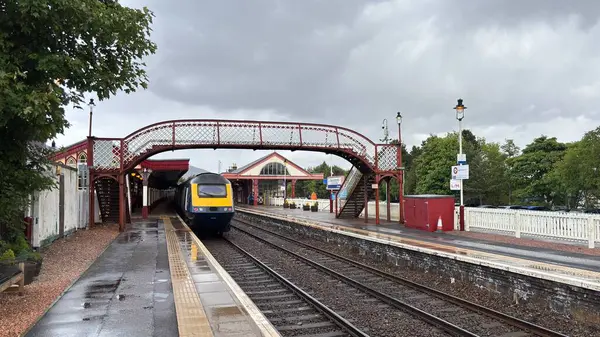 Aviemore tren istasyonu, bir yük treni ve buharlı bir lokomotifle modern seyahatle İskoçya 'nın tarihi cazibesini harmanlıyor..