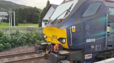 Bir yük treni Aviemore İstasyonu 'ndan geçiyor. Taşımacılık, taşra taşımacılığı ve endüstri için hayati önem taşıyor..