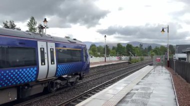 Scotrail yolcu trenleri Aviemore istasyonunda modern İskoç İskoçya manzaralı seyahat sergiliyor..