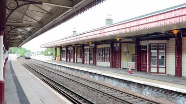 Scotrail yolcu trenleri Aviemore istasyonunda modern İskoç İskoçya manzaralı seyahat sergiliyor..