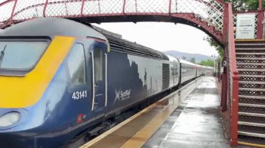 Scotrail yolcu trenleri Aviemore istasyonunda modern İskoç İskoçya manzaralı seyahat sergiliyor..
