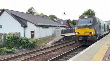 Bir yük treni Aviemore İstasyonu 'ndan geçiyor. Taşımacılık, taşra taşımacılığı ve endüstri için hayati önem taşıyor..