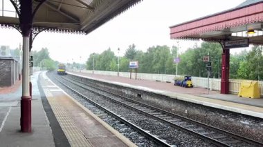 Scotrail yolcu trenleri Aviemore istasyonunda modern İskoç İskoçya manzaralı seyahat sergiliyor..