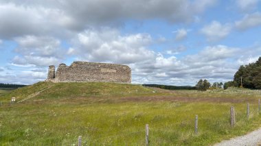 Nethy Köprüsü 'nün kuzeyindeki bir buzulun tepesinde yer alan CastleRoy, geniş ölçüde değiştirilmemiş 12. yüzyıl avlusu harabesi.. 