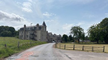 Victorianera Nethybridge Oteli Strathspey 'in kalbindeki yemyeşil arazide klasik Highland cazibesi, sıcak konukseverlik ve manzaralı Cairngorm manzarası sunuyor..