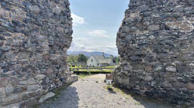 Nethy Köprüsü yakınlarındaki Roy Kalesi, Cairngorm ve Strathspey 'in panoramik manzarasını sunan bir buzul tepeciğinin tepesinde 12. yüzyıldan kalma bir avlu kalesidir..