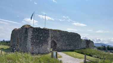 Nethy Köprüsü yakınlarındaki Roy Kalesi, Cairngorm ve Strathspey 'in panoramik manzarasını sunan bir buzul tepeciğinin tepesinde 12. yüzyıldan kalma bir avlu kalesidir..