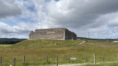 Nethy Köprüsü yakınlarındaki Roy Kalesi, Cairngorm ve Strathspey 'in panoramik manzarasını sunan bir buzul tepeciğinin tepesinde 12. yüzyıldan kalma bir avlu kalesidir..