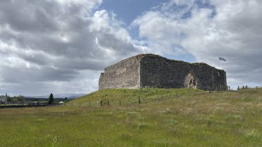 Nethy Köprüsü yakınlarındaki Roy Kalesi, Cairngorm ve Strathspey 'in panoramik manzarasını sunan bir buzul tepeciğinin tepesinde 12. yüzyıldan kalma bir avlu kalesidir..