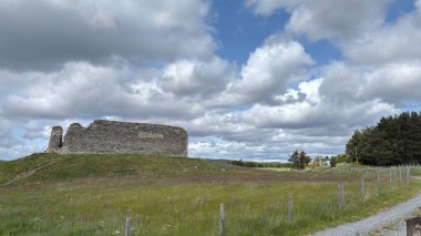 Nethy Köprüsü yakınlarındaki Roy Kalesi, Cairngorm ve Strathspey 'in panoramik manzarasını sunan bir buzul tepeciğinin tepesinde 12. yüzyıldan kalma bir avlu kalesidir..