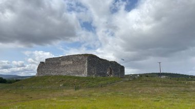 Nethy Köprüsü yakınlarındaki Roy Kalesi, Cairngorm ve Strathspey 'in panoramik manzarasını sunan bir buzul tepeciğinin tepesinde 12. yüzyıldan kalma bir avlu kalesidir..