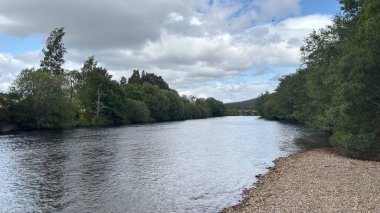 Spey Nehri, İskoçya en uzun ve en hızlı akan nehir, İskoçya boyunca esen rüzgar, somon balığı, viski damıtma ve manzaralı patikalarla ünlüdür..