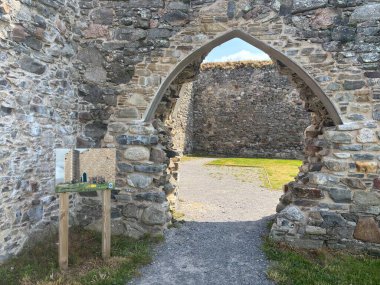 Nethy Köprüsü yakınlarındaki Roy Kalesi, Cairngorm ve Strathspey 'in panoramik manzarasını sunan bir buzul tepeciğinin tepesinde 12. yüzyıldan kalma bir avlu kalesidir..