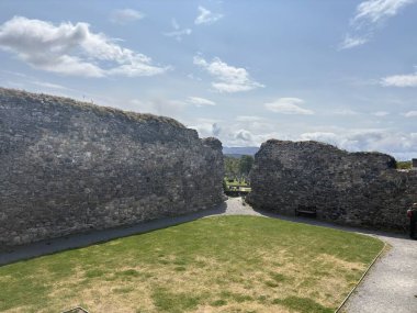 Nethy Köprüsü yakınlarındaki Roy Kalesi, Cairngorm ve Strathspey 'in panoramik manzarasını sunan bir buzul tepeciğinin tepesinde 12. yüzyıldan kalma bir avlu kalesidir..