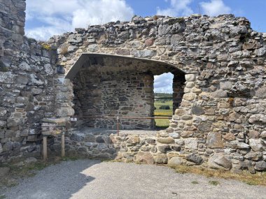 Nethy Köprüsü yakınlarındaki Roy Kalesi, Cairngorm ve Strathspey 'in panoramik manzarasını sunan bir buzul tepeciğinin tepesinde 12. yüzyıldan kalma bir avlu kalesidir..