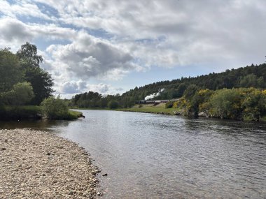 Spey Nehri, İskoçya en uzun ve en hızlı akan nehir, İskoçya boyunca esen rüzgar, somon balığı, viski damıtma ve manzaralı patikalarla ünlüdür..