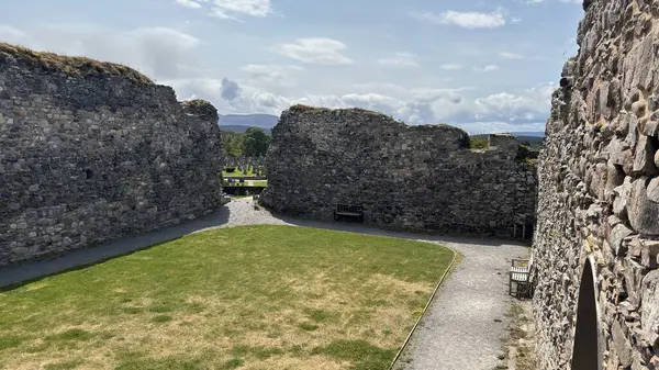 Nethy Köprüsü yakınlarındaki Roy Kalesi, Cairngorm ve Strathspey 'in panoramik manzarasını sunan bir buzul tepeciğinin tepesinde 12. yüzyıldan kalma bir avlu kalesidir..