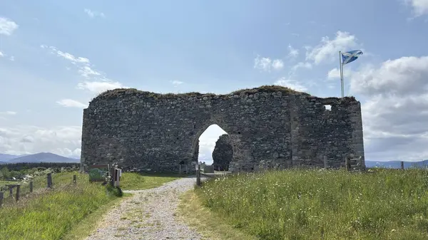 Nethy Köprüsü yakınlarındaki Roy Kalesi, Cairngorm ve Strathspey 'in panoramik manzarasını sunan bir buzul tepeciğinin tepesinde 12. yüzyıldan kalma bir avlu kalesidir..