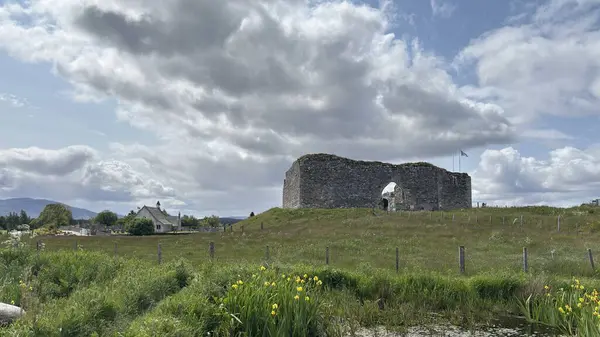 Nethy Köprüsü yakınlarındaki Roy Kalesi, Cairngorm ve Strathspey 'in panoramik manzarasını sunan bir buzul tepeciğinin tepesinde 12. yüzyıldan kalma bir avlu kalesidir..