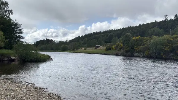 Spey Nehri, İskoçya en uzun ve en hızlı akan nehir, İskoçya boyunca esen rüzgar, somon balığı, viski damıtma ve manzaralı patikalarla ünlüdür..