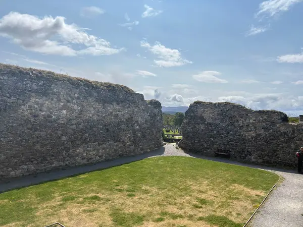 Nethy Köprüsü yakınlarındaki Roy Kalesi, Cairngorm ve Strathspey 'in panoramik manzarasını sunan bir buzul tepeciğinin tepesinde 12. yüzyıldan kalma bir avlu kalesidir..