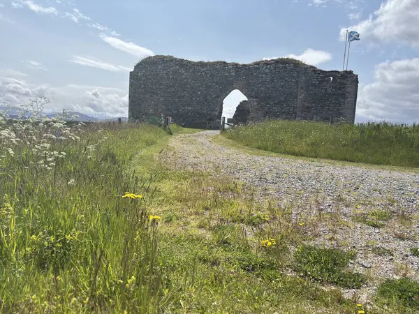 Nethy Köprüsü yakınlarındaki Roy Kalesi, Cairngorm ve Strathspey 'in panoramik manzarasını sunan bir buzul tepeciğinin tepesinde 12. yüzyıldan kalma bir avlu kalesidir..