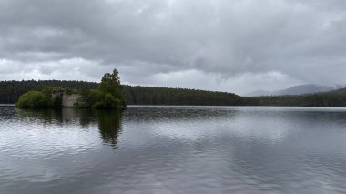 Ebedi LochanEilein Şatosu, eski çam ağaçları ve engebeli Cairngorm zirveleriyle çevrili aynalı sulardan yükselir..