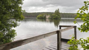 Rothiemurchus ormanlarında yürüyüp Eilein Gölü 'nü sakinleştirecek antik çamlar ve Cairngorm tepeleriyle çevrelenmiş bir kale adası olacak..