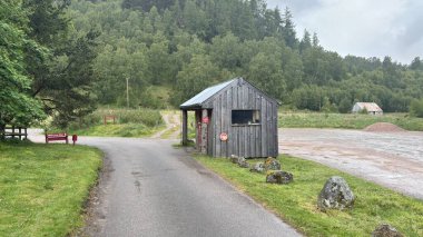 Rothiemurchus 'ta Eilein otoparkının yanında, çam ormanları tarafından çerçevelenmiş köylü bir ödeme kulübesi var..