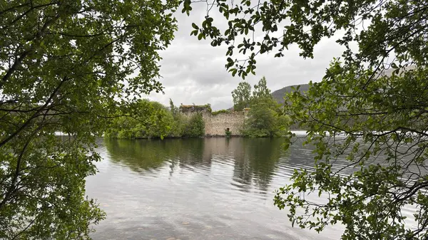 Ebedi LochanEilein Şatosu, eski çam ağaçları ve engebeli Cairngorm zirveleriyle çevrili aynalı sulardan yükselir..