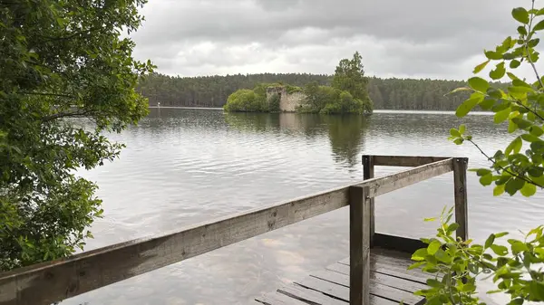 Rothiemurchus ormanlarında yürüyüp Eilein Gölü 'nü sakinleştirecek antik çamlar ve Cairngorm tepeleriyle çevrelenmiş bir kale adası olacak..