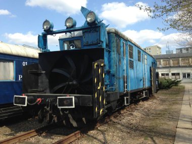 Bazıları Sovyet döneminden kalma tarihi Polonya mazot lokomotifleri, klasik demiryolu teknolojisi ve sanayi mirası sergilenen Varşova Demiryolu Müzesi 'nde sergileniyor..