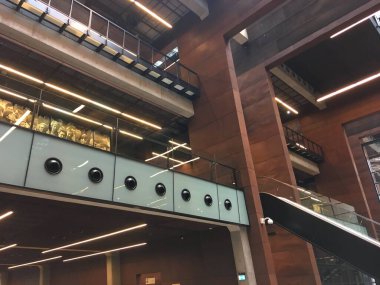 Gdask Eski Kasabaları 'nın tarihi köşe taşı sokakları renkli Gotik-Rönesans cepheleriyle, ikonik Neptün Çeşmesiyle ve yaz gökyüzünün altındaki görkemli şehir kapılarıyla dolu..