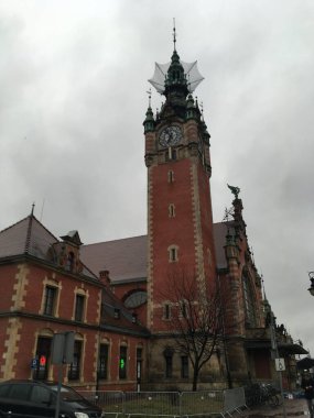 Gdask Eski Kasabaları 'nın tarihi köşe taşı sokakları renkli Gotik-Rönesans cepheleriyle, ikonik Neptün Çeşmesiyle ve yaz gökyüzünün altındaki görkemli şehir kapılarıyla dolu..